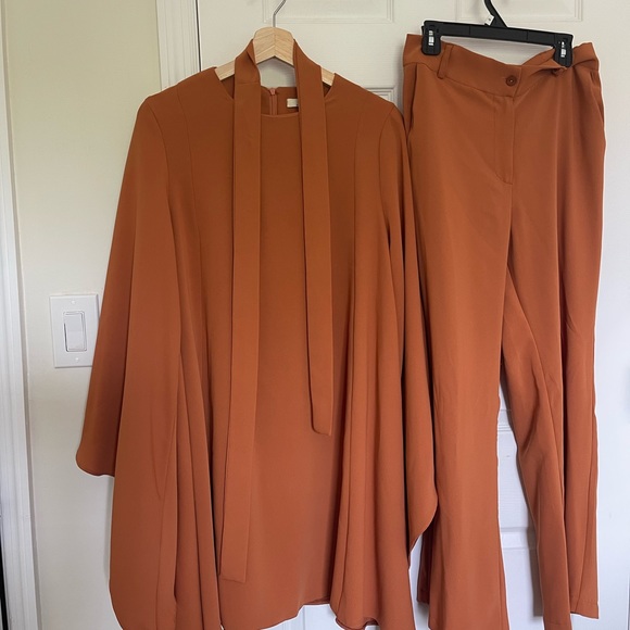 Orange and white colored suits with belts. - Picture 4 of 7